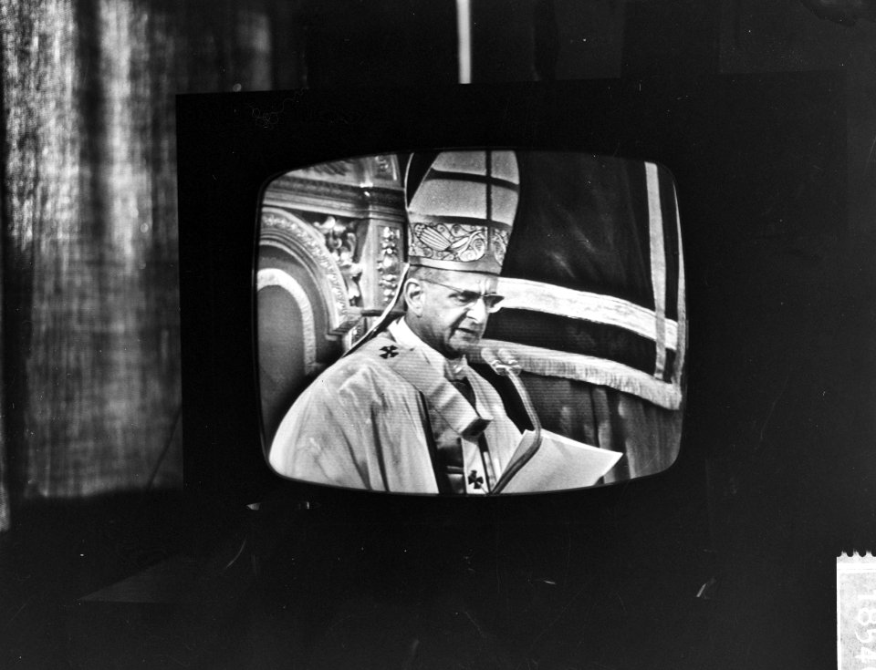 Televisiebeeld van Paus Paulus VI bij het sluiten van het Tweede Vaticaans Conci, Bestanddeelnr 918-5403