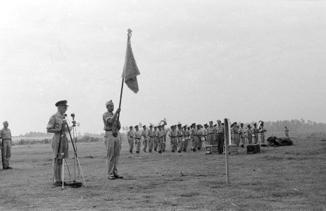 Toespraak van kolonel P.J. de Broeckert, commandant Militaire Luchtvaart. Naast , Bestanddeelnr 173-6-4