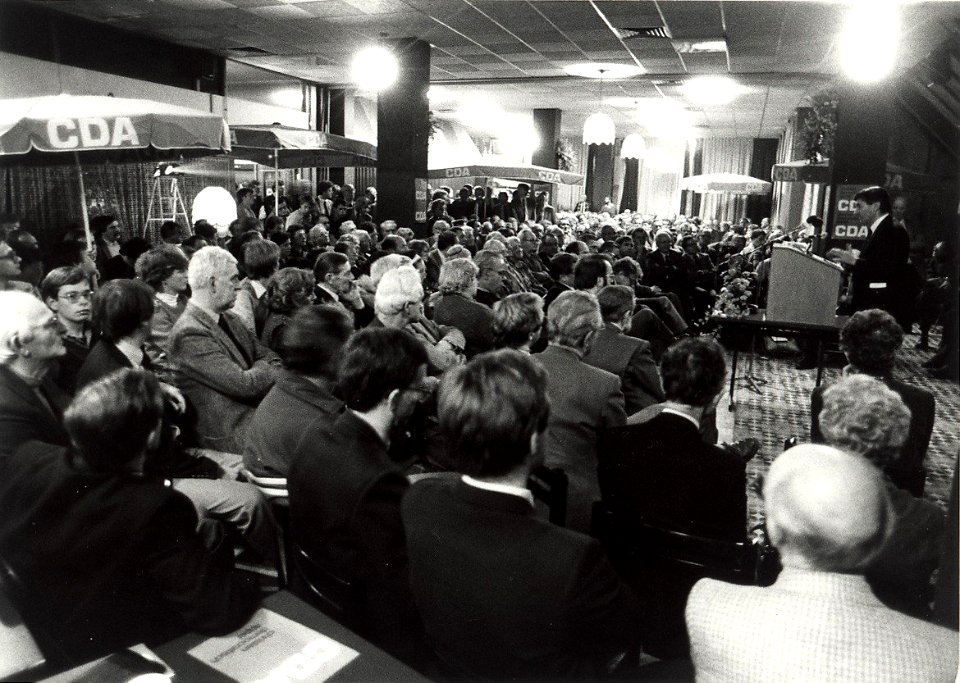 Toespraak van de minister-president Ruud Lubbers, tijdens een CDA-bijeenkomst. Aangekocht in 1984 van United Photos de Boer bv. - Gepubliceerd in het Haarlems Dagblad van 01.12.1983