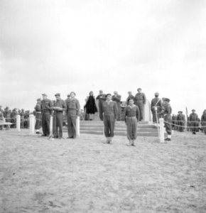 Toespraak van een militair tijdens de herdenking bij een monument op 15 mei 194…, Bestanddeelnr 255-1018