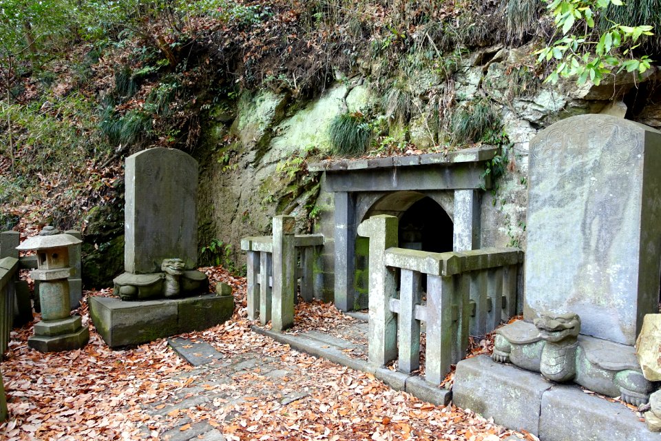 Tombs of Oe no Hiromoto, Shimazu Tadahisa and Mori Suemitsu - Kamakura, Kanagawa, Japan - DSC08412