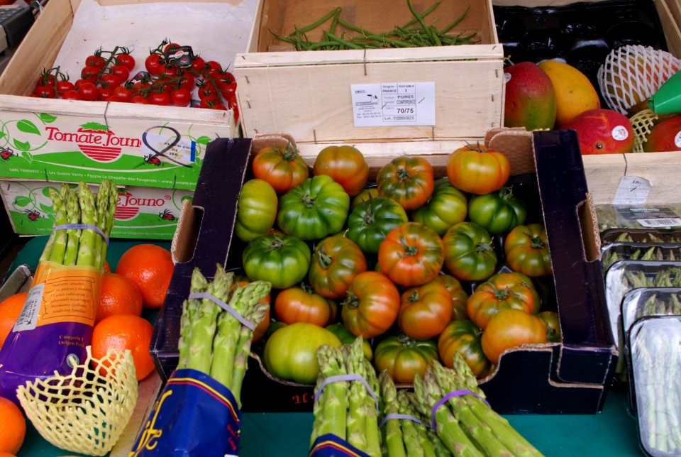 Tomates vertes et asperges au marché