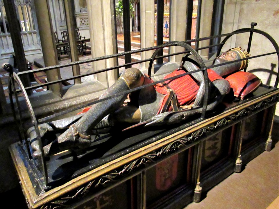 Tomb of Robert, Duke of Normandy, Gloucester Cathedral 03