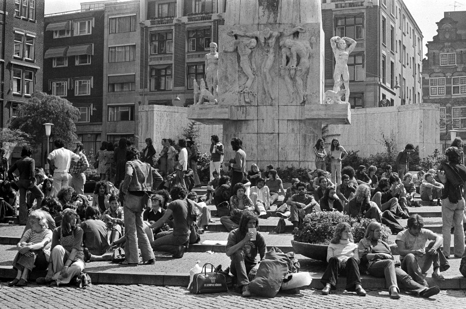 Toeristen in Amsterdam, bij Nationaal Monument, Bestanddeelnr 927-3741