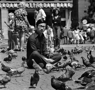 Toeristen in Amsterdam, toerist staat te kijken, Bestanddeelnr 926-4903