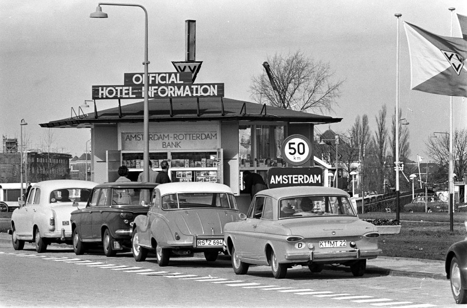 Toeristen bij VVV-huisje aan de Utrechtseweg te Amsterdam informeren naar hotelr, Bestanddeelnr 917-6582