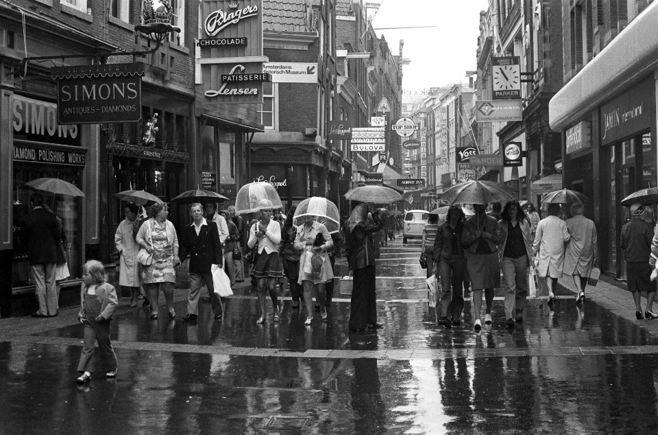 Toeristen in de regen van Amsterdam, mensen met paraplus in winkelstraat, Bestanddeelnr 926-5408