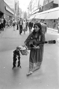 Toeristen in Amsterdam, meisje speelt gitaar, Bestanddeelnr 925-7373