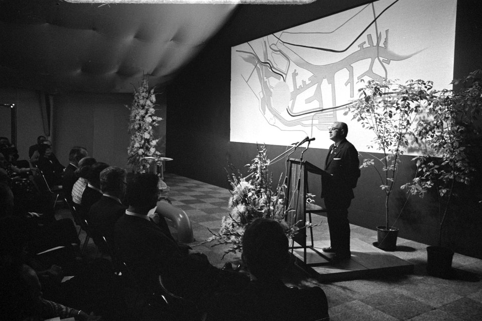 Toespraak van Burgemeester Thomassen bij de opening van de fabriek, Bestanddeelnr 925-5874