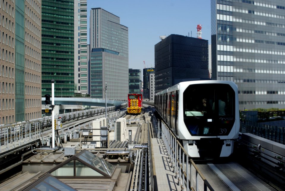 Tokyo Shiodome station 2019-04 train
