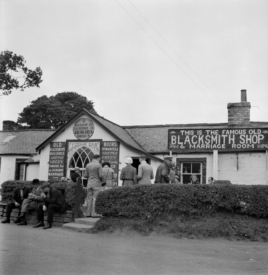 Toeristen bij The Old Blacksmith's shop, voormalige smederij en trouwlocatie, Bestanddeelnr 252-0157
