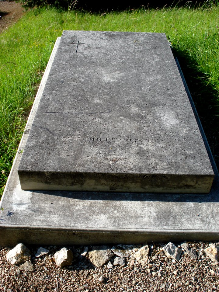 Tombe de Jules Roy à Vézelay