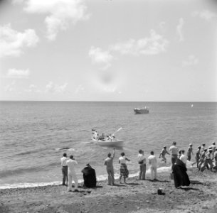 Toeschouwers bij het vertrek van het koninklijk paar van Saba. In de sloep het k, Bestanddeelnr 252-4146