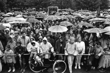 Toeschouwers in de regen op het Amstelveld in Amsterdam, Bestanddeelnr 932-6930