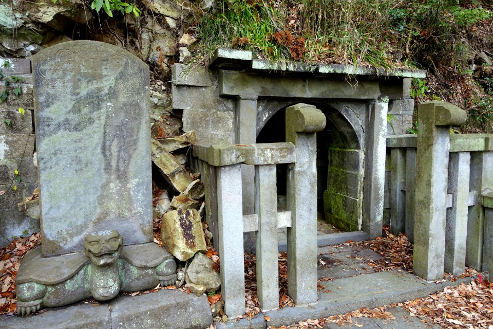 Tombs of Oe no Hiromoto, Shimazu Tadahisa and Mori Suemitsu - Kamakura, Kanagawa, Japan - DSC08418