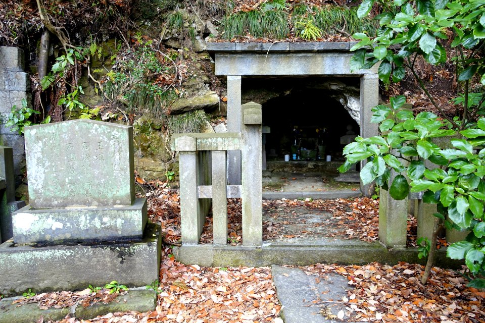 Tombs of Oe no Hiromoto, Shimazu Tadahisa and Mori Suemitsu - Kamakura, Kanagawa, Japan - DSC08422