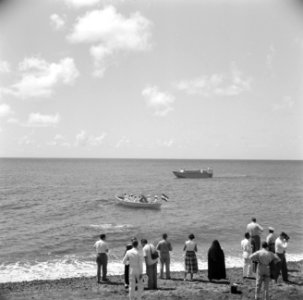 Toeschouwers bij het vertrek van het koninklijk paar van Saba. In de sloep het k, Bestanddeelnr 252-4145