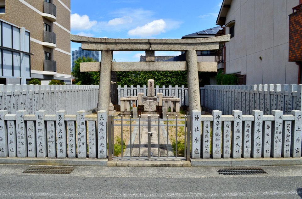 Tomb of Mononobe no Moriya, torii