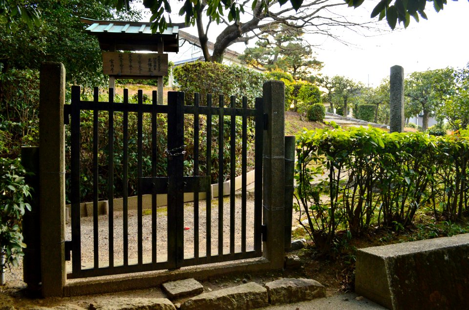 Tomb of Prince Iyo, entrance