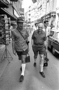 Toeristen in Amsterdam Twee mannen in korte broek, Bestanddeelnr 925-7375