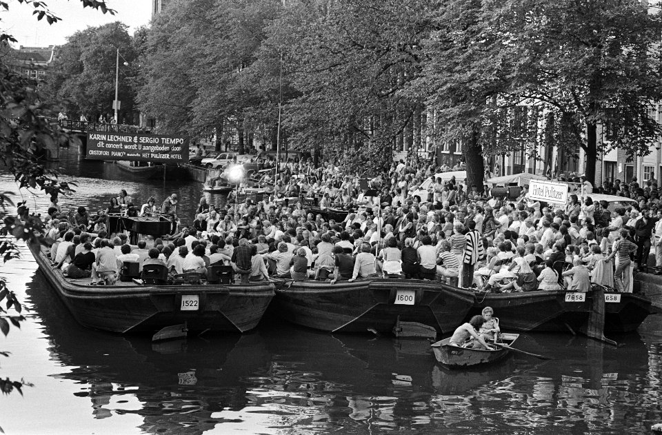 Toehoorders luisteren op boten naar het concert, Bestanddeelnr 932-6555