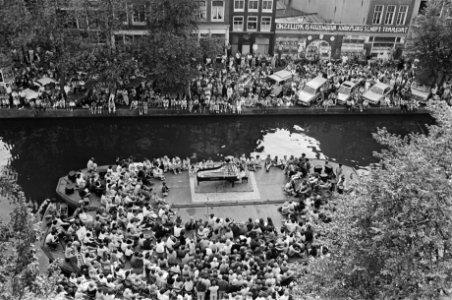 Toehoorders luisteren op boten naar het concert, Bestanddeelnr 932-6556