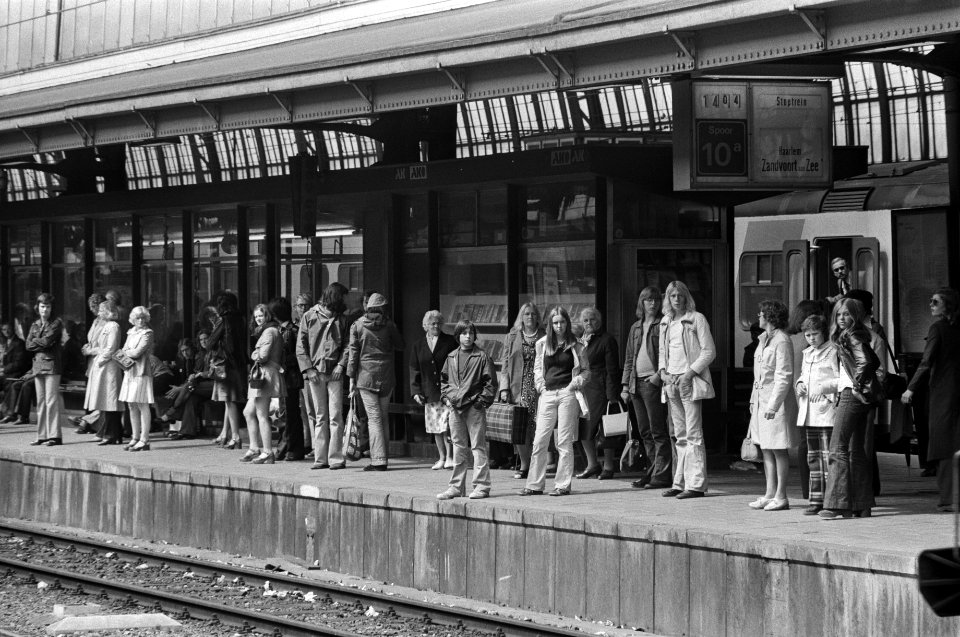 Toeristen in Amsterdam reizigers op Centraal Station, Bestanddeelnr 927-3242