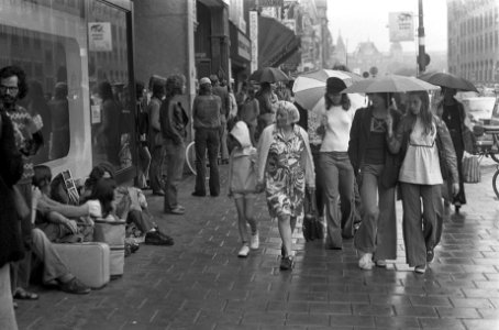 Toeristen in de regen van Amsterdam, Bestanddeelnr 926-5411