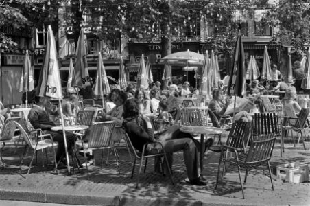 Toeristen in Amsterdam, op terras, Bestanddeelnr 927-3745