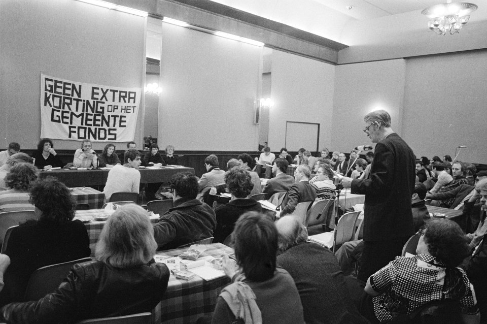 Toehoorders en een sprekern in de zaal, Bestanddeelnr 932-4854