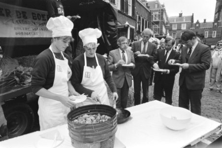 Toer de Boer studenten bieden in Den Haag pannekoeken van landbouwoverschotte, Bestanddeelnr 933-6777