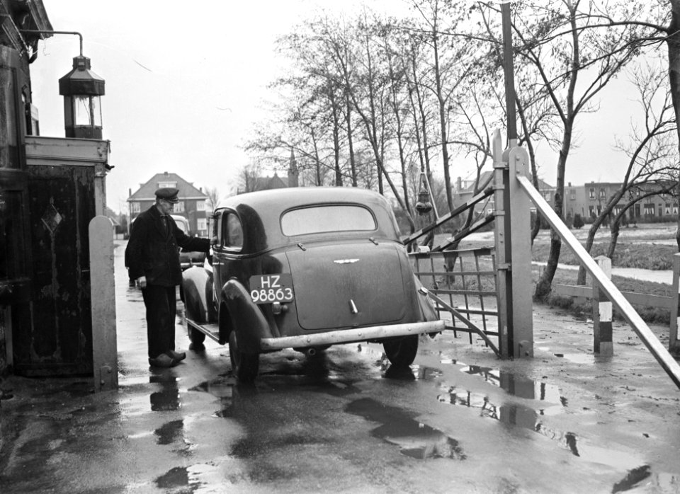 Tol bij Gouda. Tolwachter Jan Swager bij tolhek Bodegraafsestraatweg, Bestanddeelnr 902-5342