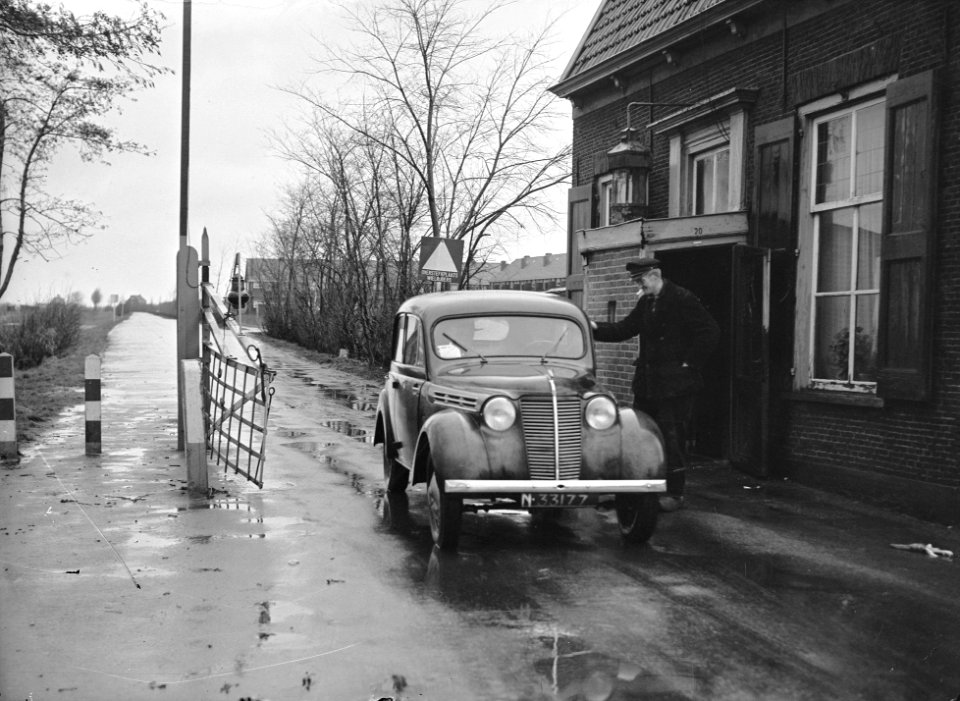 Tol te Gouda. Tolwachter Jan Swager bij tolhek Bodegraafsestraatweg, Bestanddeelnr 902-5353