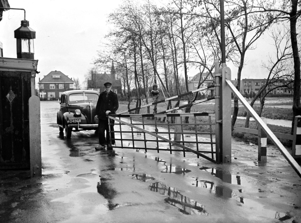Tol nabij Gouda. Tolwachter Jan Swager bij tolhek Bodegraafsestraatweg, Bestanddeelnr 902-5354