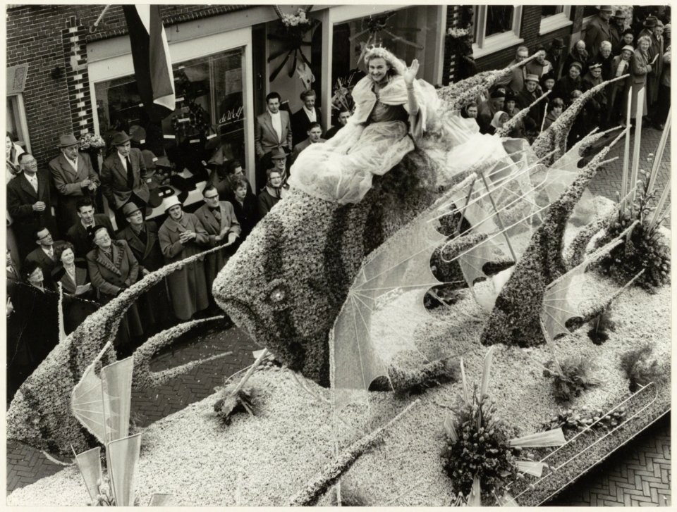 Toeschouwers bewonderen een van de praalwagens tijdens het bloemncorso. NL-HlmNHA 54011031 photo