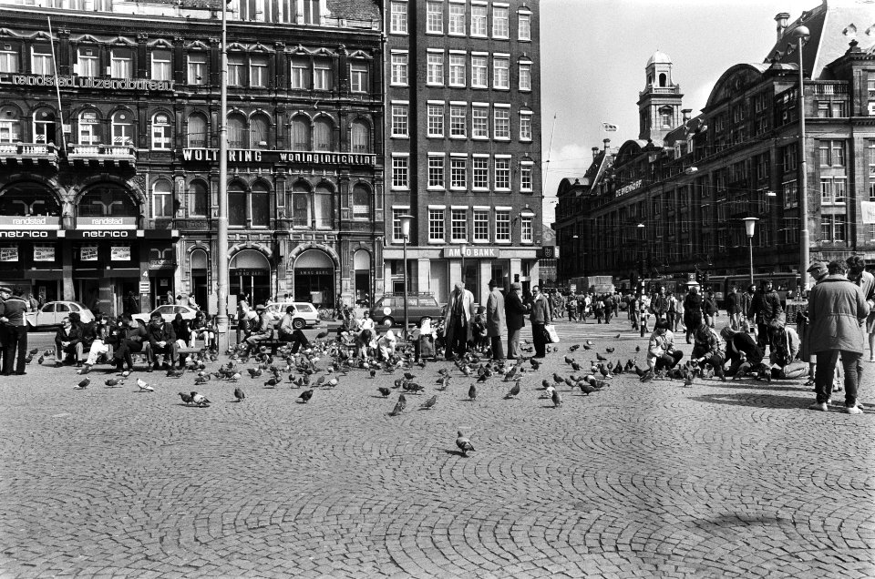 Toeristenstroom voor Pasen in Amsterdam. Toeristen op de Dam, Bestanddeelnr 932-0980