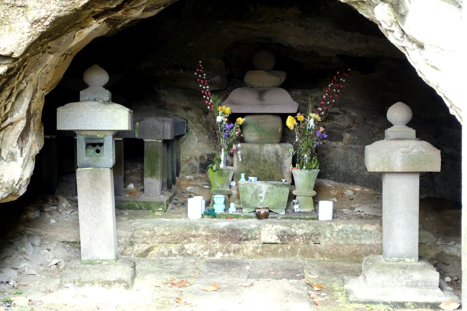 Tombs of Oe no Hiromoto, Shimazu Tadahisa and Mori Suemitsu - Kamakura, Kanagawa, Japan - DSC08425