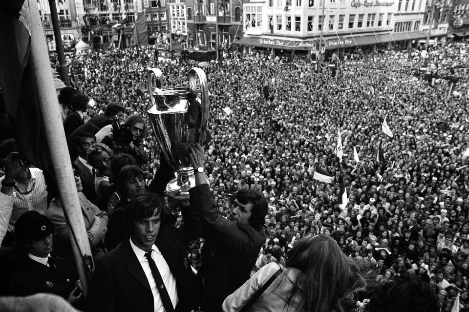 Toegejuicht door een enorme menigte heffen Cruijff, Van Dijk en Suurbier de beke, Bestanddeelnr 924-6158