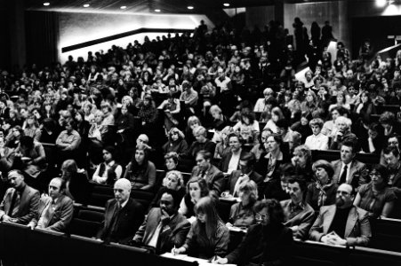 Toehoorders in een overvolle collegezaal, Bestanddeelnr 930-5401