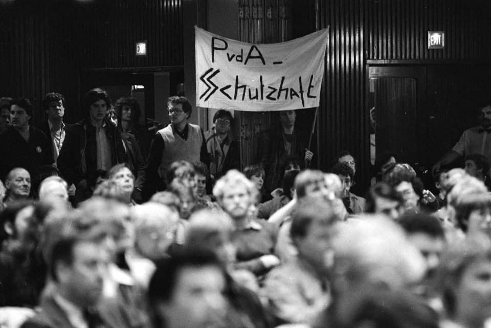 Toehoorders met spandoek met de tekst PVDA - Schutzhaft (gevangenneming t.b.v. d, Bestanddeelnr 932-3697