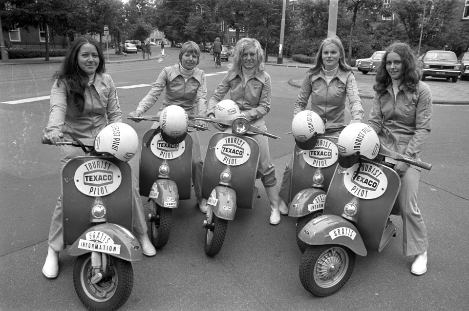 Toeristengidsen op scooters in Amsterdam, opdracht Volkskrant, Bestanddeelnr 925-7873