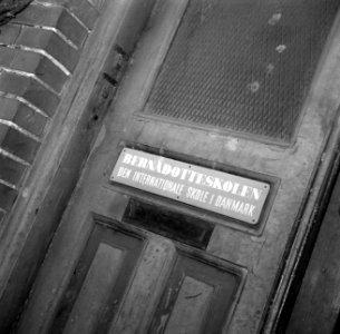 Toegangsdeur met naambord van de school, Bestanddeelnr 252-8953 photo