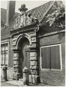 Toegangspoort van het Frans Loenenhofje. Witte Herenstraat 24, NL-HlmNHA 54004690