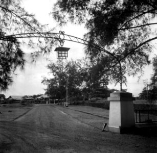 Toegangspoort van het terrein van de Surinaamse Bauxiet Maatschappij in Moengo, Bestanddeelnr 252-6580