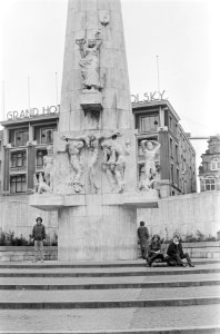 Toeristenstroom voor Pasen in Amsterdam, enkele toeristen bij monument op de Dam, Bestanddeelnr 932-0981