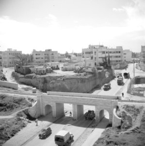 Toegangsweg tot Tel Aviv met autoverkeer en het gezicht op een spoorwegviaduct e, Bestanddeelnr 255-1264