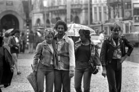 Toeristen in de regen van Amsterdam, Bestanddeelnr 926-5412