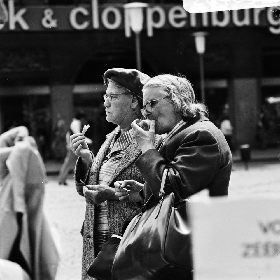 Toeristen in Amsterdam, twee dames eten ijsje, Bestanddeelnr 926-4899