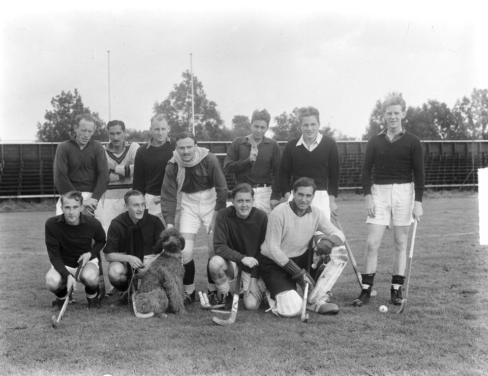 TOGO elftal met hondje, Bestanddeelnr 904-1923
