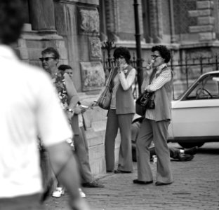 Toeristen in Amsterdam, toerist staat te kijken, Bestanddeelnr 926-4904